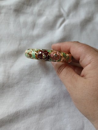 Pulsera rígida dorada con flores