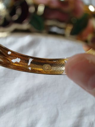 Pulsera rígida dorada con flores