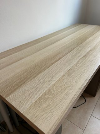Mesa de escritorio con patas regulables