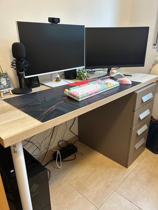 Mesa de escritorio con patas regulables