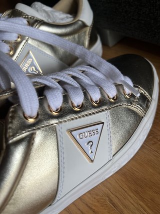 Zapatillas Guess Doradas y Blancas