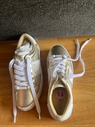 Zapatillas Guess Doradas y Blancas