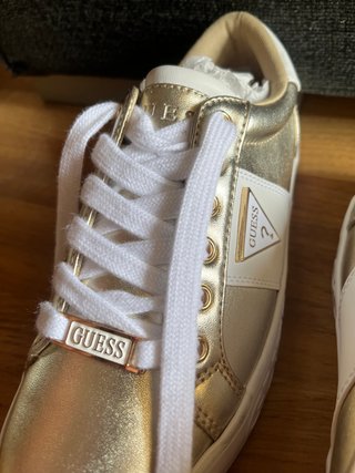 Zapatillas Guess Doradas y Blancas