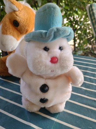 Pupazzo di neve peluche cappello blu