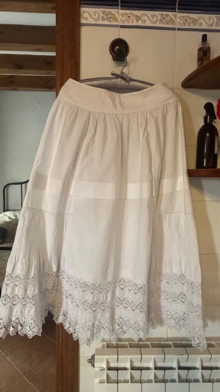 Enagua antigua blanca de encaje