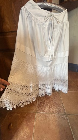 Enagua antigua blanca de encaje