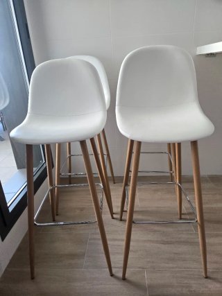 Taburete alto blanco y madera