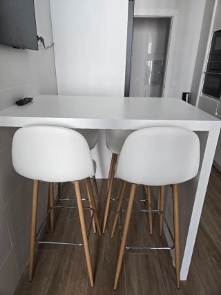 Taburete alto blanco y madera