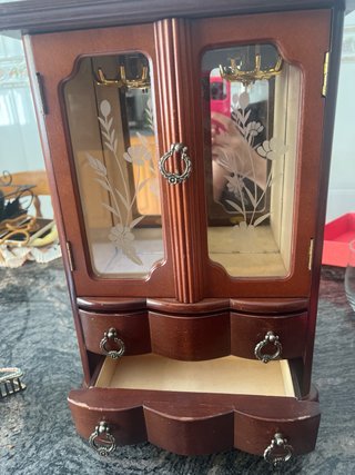 Joyero de madera con puertas de cristal