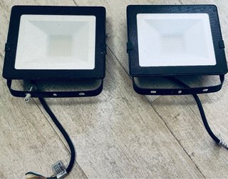 2 Proyectores LED Slimline Luceco EFLD30B40 ES