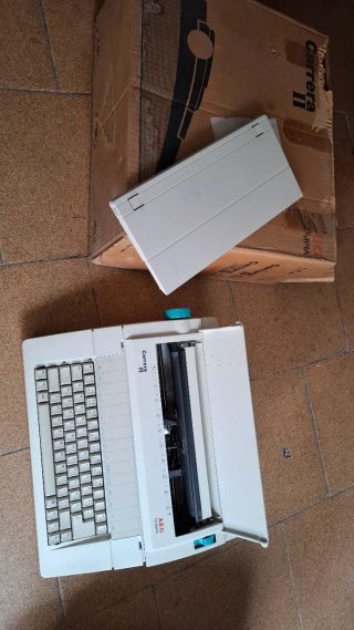 Máquina de escribir eléctrica AEG Carrera II