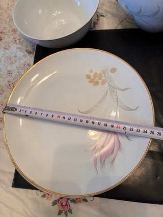 14 Platos, 2 Ensaladeras y 1 Salsera Porcelana