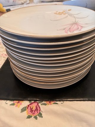 14 Platos, 2 Ensaladeras y 1 Salsera Porcelana