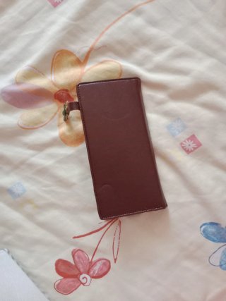 Monedero marrón con flor verde