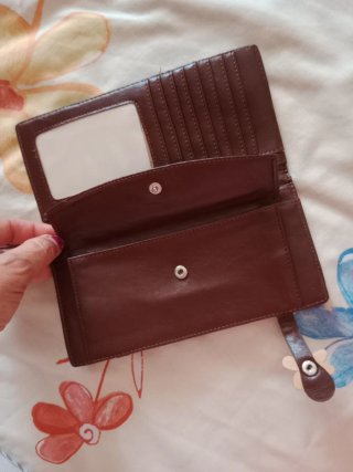 Monedero marrón con flor verde