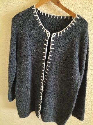 Chaqueta larga gris con pespuntes blancos