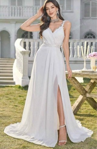 Elegante vestido blanco con abertura