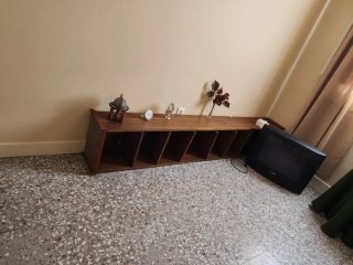 Estantería de madera marrón