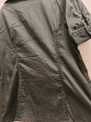 Camicia sagomata scollo V maniche corte