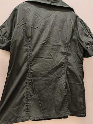 Camicia sagomata scollo V maniche corte