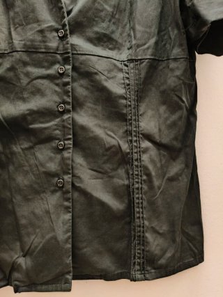 Camicia sagomata scollo V maniche corte