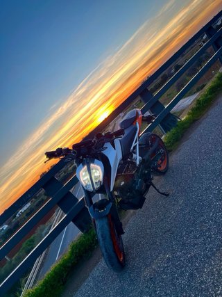 KTM Duke Naranja y Blanca