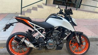 KTM Duke Naranja y Blanca