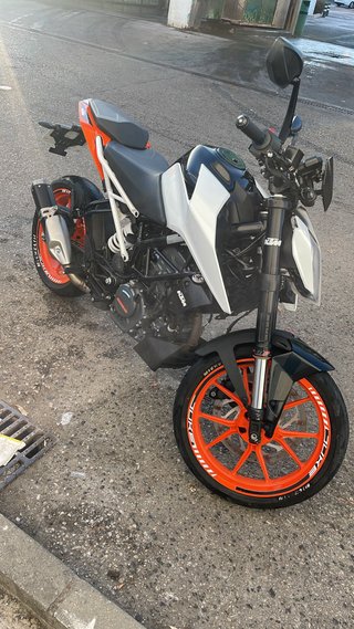 KTM Duke Naranja y Blanca
