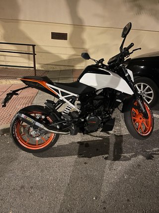 KTM Duke Naranja y Blanca