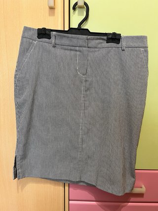 Falda de rayas gris y blanca