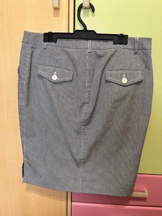 Falda de rayas gris y blanca