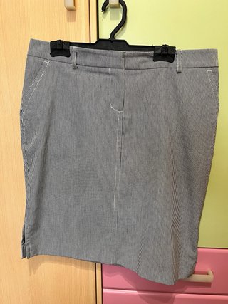 Falda de rayas gris y blanca
