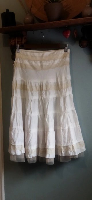 Falda larga vuelo beige y blanca