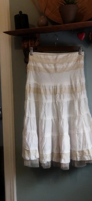 Falda larga vuelo beige y blanca