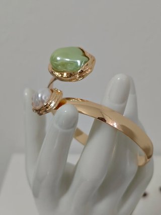 Pulsera dorada con piedra verde y blanca fantasía