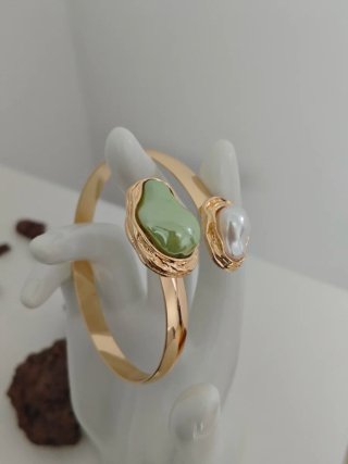 Pulsera dorada con piedra verde y blanca fantasía