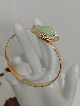 Pulsera dorada con piedra verde y blanca fantasía