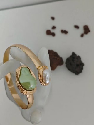 Pulsera dorada con piedra verde y blanca fantasía