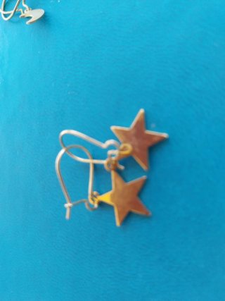 Pendientes dorados con lunas y estrellas