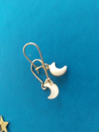 Pendientes dorados con lunas y estrellas