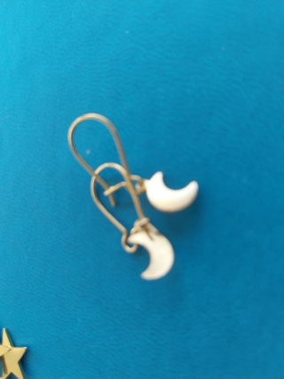 Pendientes dorados con lunas y estrellas