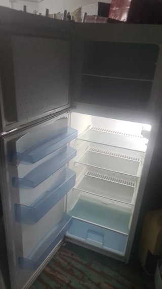Frigorífico blanco con congelador