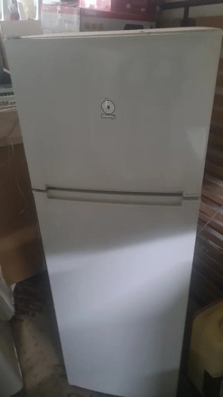 Frigorífico blanco con congelador