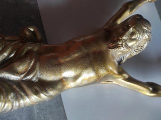 Cristo metálico dorado brillante
