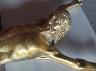 Cristo metálico dorado brillante