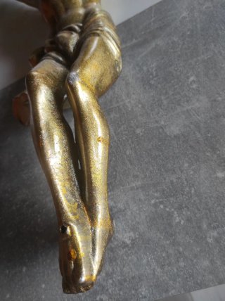 Cristo metálico dorado brillante