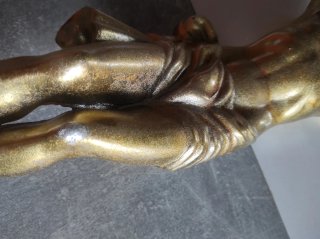 Cristo metálico dorado brillante