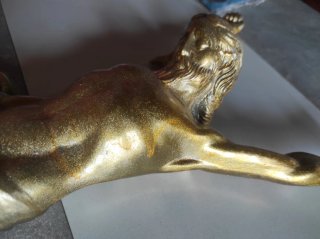 Cristo metálico dorado brillante