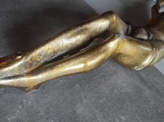 Cristo metálico dorado brillante