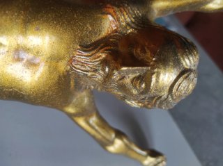 Cristo metálico dorado brillante